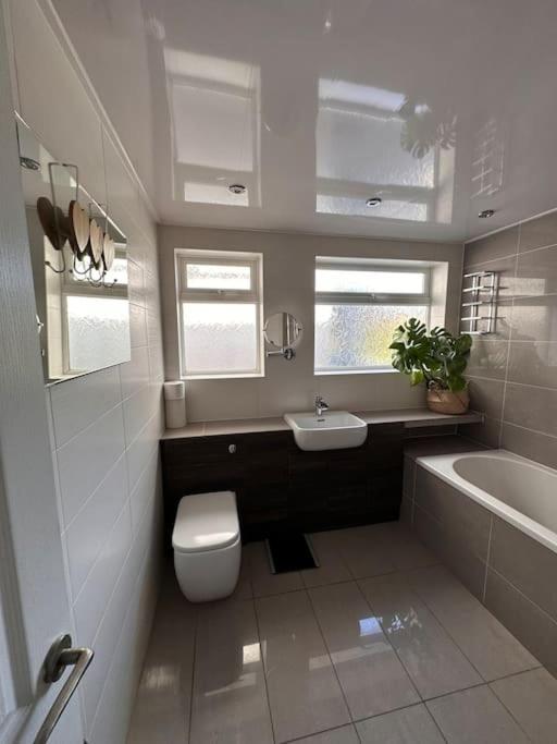 Formby, Spacious True Bungalow Steps From Beach Exteriér fotografie