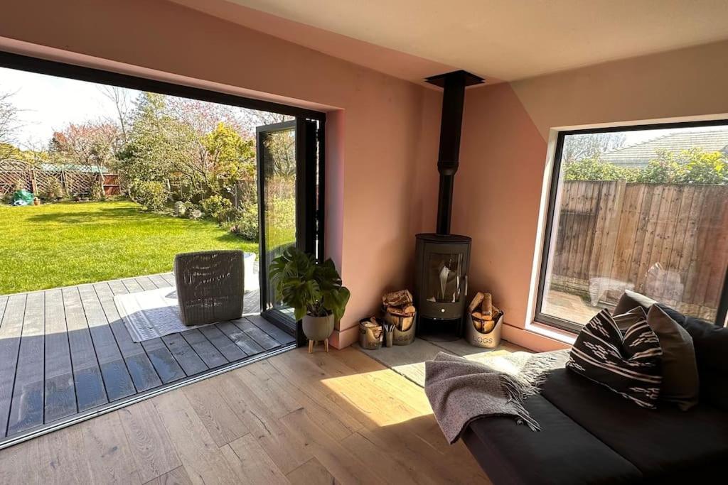 Formby, Spacious True Bungalow Steps From Beach Exteriér fotografie